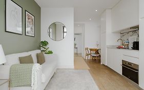 Downtown Terrace Flat With Ac And Patio - Feel Like A Local